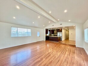 6903 Eberhart St in San Diego, CA - Foto de edificio - Building Photo