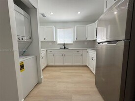 3252 W 70th St in Hialeah, FL - Building Photo