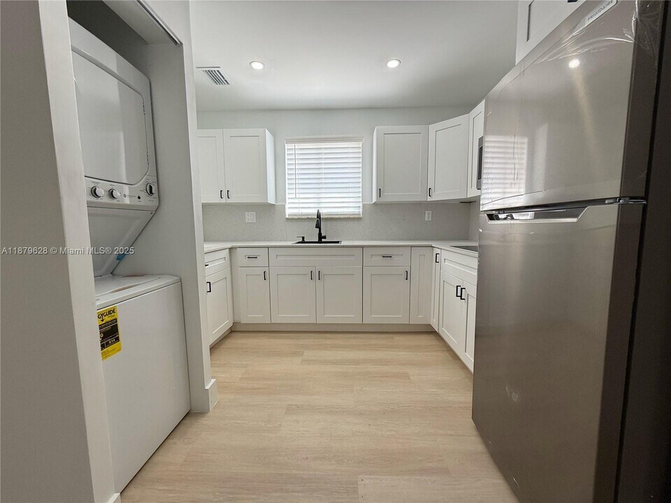 3252 W 70th St in Hialeah, FL - Foto de edificio