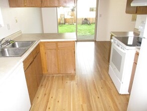 147-149 Omni Cir in Medford, OR - Building Photo - Building Photo