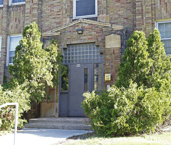 2171 Grand Ave in St. Paul, MN - Foto de edificio - Building Photo