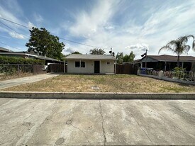 572 Vermont Ave in Turlock, CA - Building Photo
