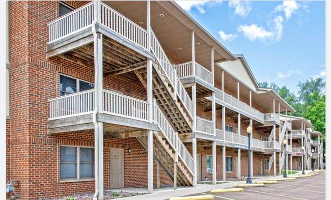 University Park Apartments in Frostburg, MD - Foto de edificio - Building Photo