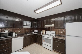 19 Country Club Dr in Manchester, NH - Building Photo - Building Photo