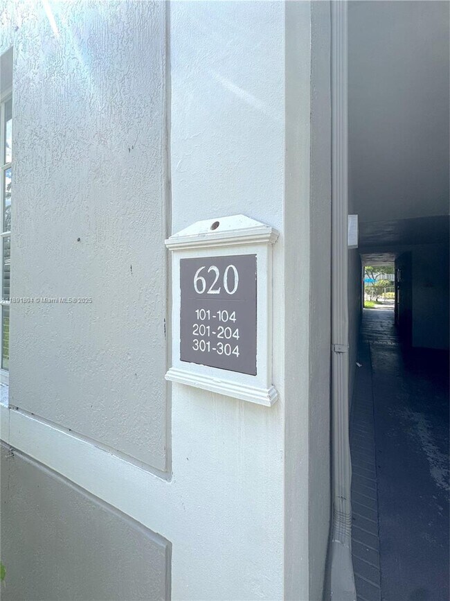 620 SW 111th Ave in Pembroke Pines, FL - Building Photo - Building Photo