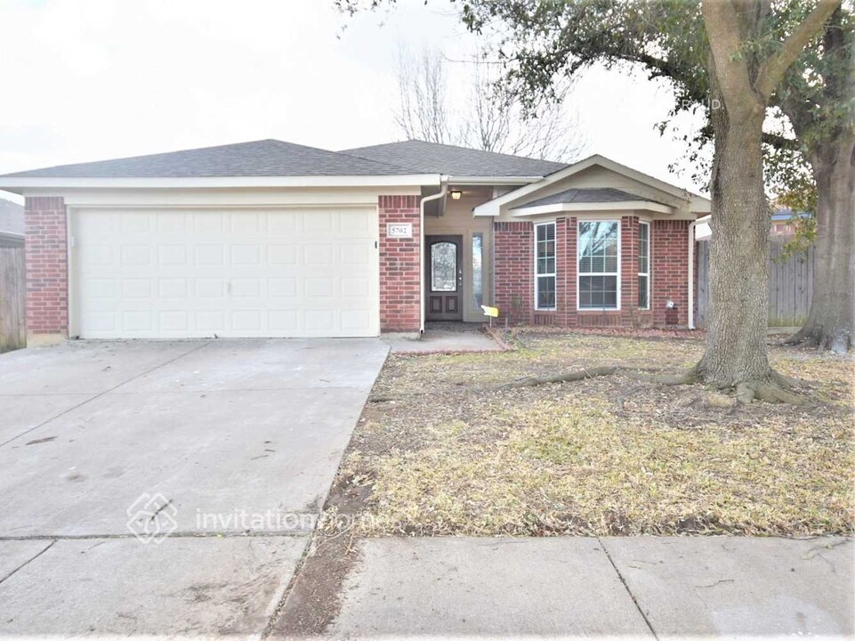 5702 Vandalia Trail in Arlington, TX - Building Photo