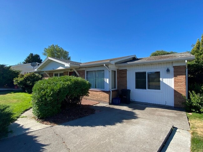 property at 812 E 19th St