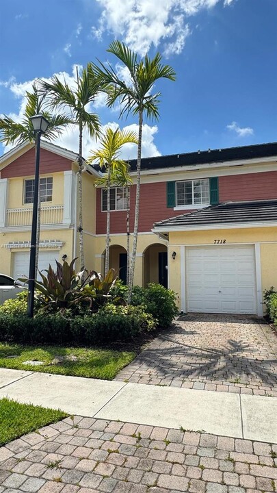 7718 Paddock Pl in Davie, FL - Foto de edificio