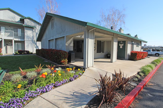 Park Place Apartments in Manteca, CA - Foto de edificio - Building Photo