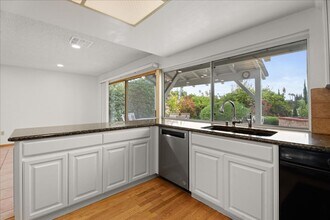 11800 Thunderbird Ave in Los Angeles, CA - Building Photo - Building Photo