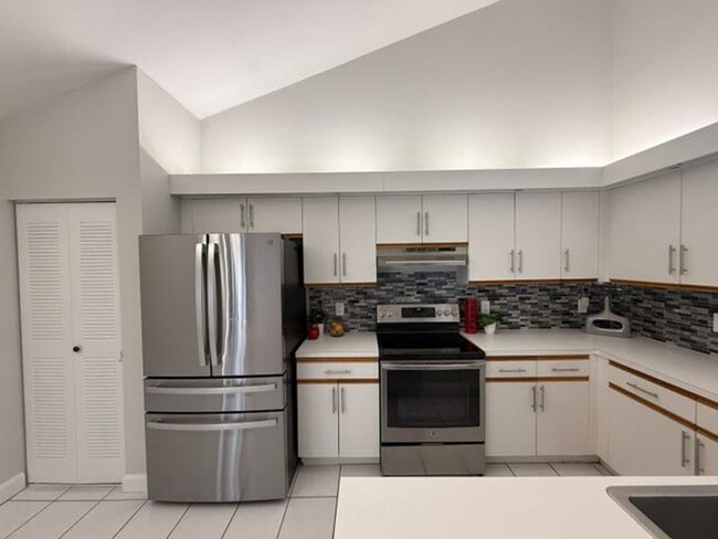 1204 Timberlane Cir in Greenacres, FL - Building Photo - Building Photo