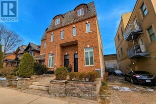 287 Kingswood Rd in Toronto, ON - Building Photo
