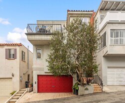 121 Marine Pl in Manhattan Beach, CA - Building Photo
