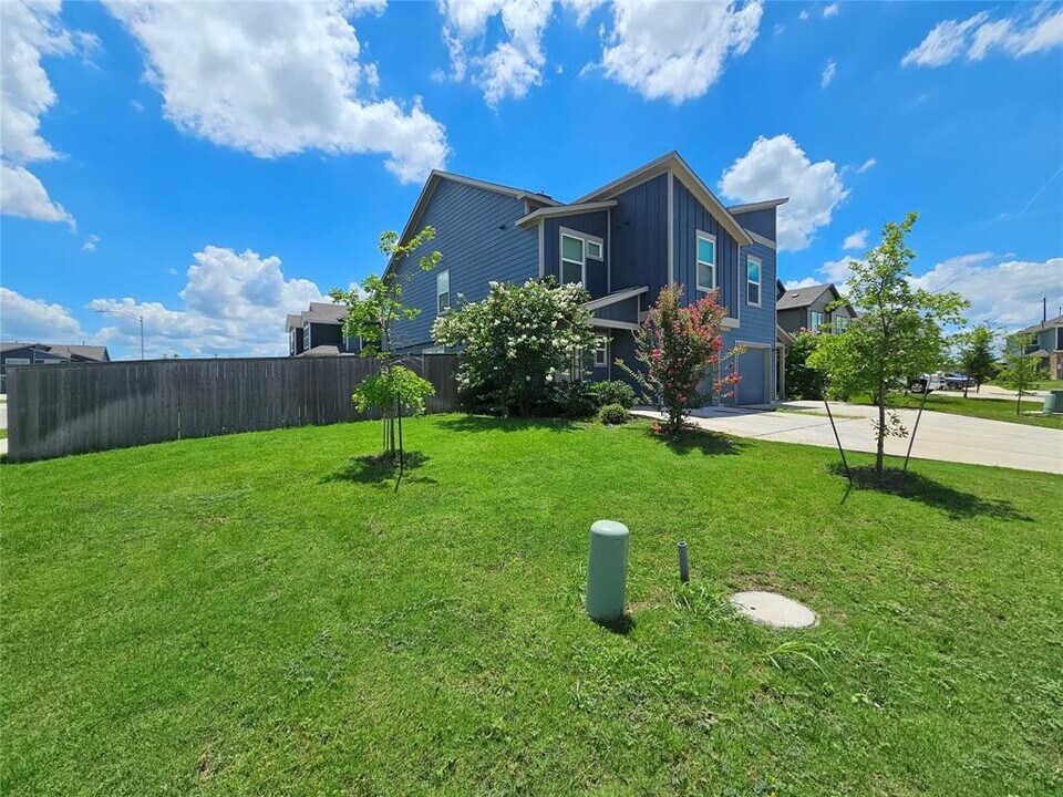 12113 Short Leaf Path in Austin, TX - Building Photo