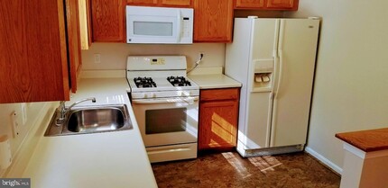 6107 W Hil Mar Cir, Unit 1216S in District Heights, MD - Building Photo - Building Photo