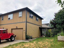 2335 Freedom Dr in Hood River, OR - Building Photo