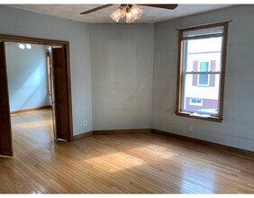 686 E 7th St-Unit -1 in Boston, MA - Foto de edificio - Building Photo