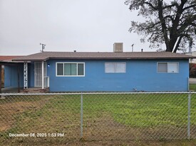 560 S G St in Tulare, CA - Building Photo