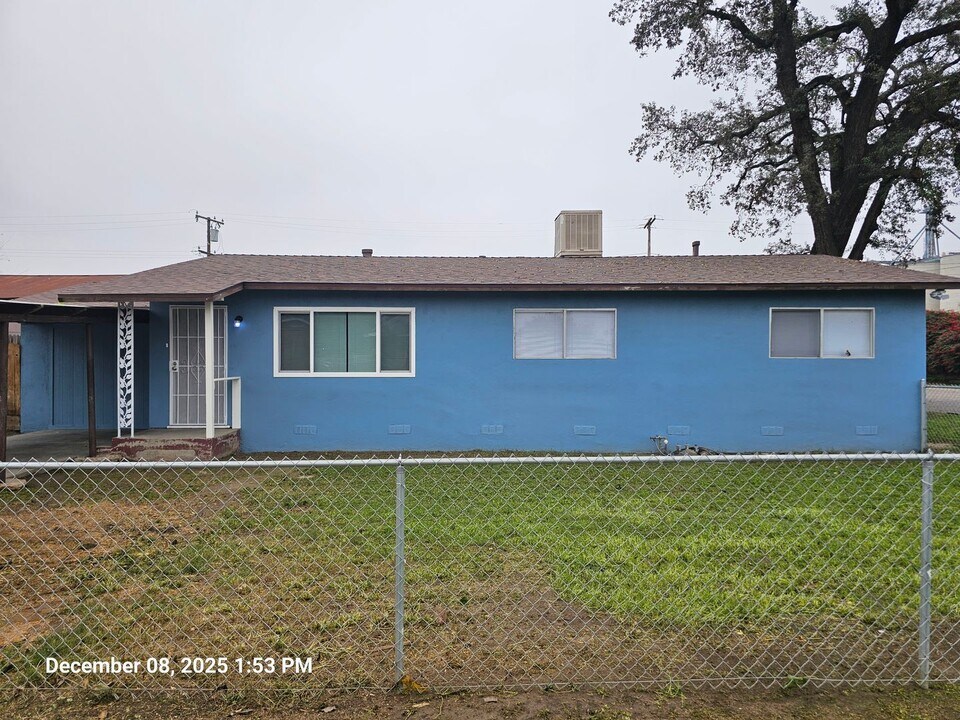 560 S G St in Tulare, CA - Building Photo