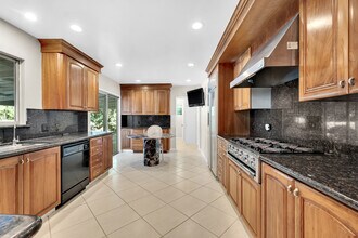 4615 Arriba Dr in Tarzana, CA - Foto de edificio - Building Photo