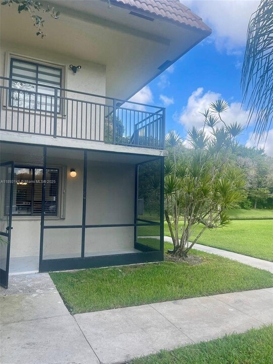 403 Lakeview Dr in Weston, FL - Building Photo