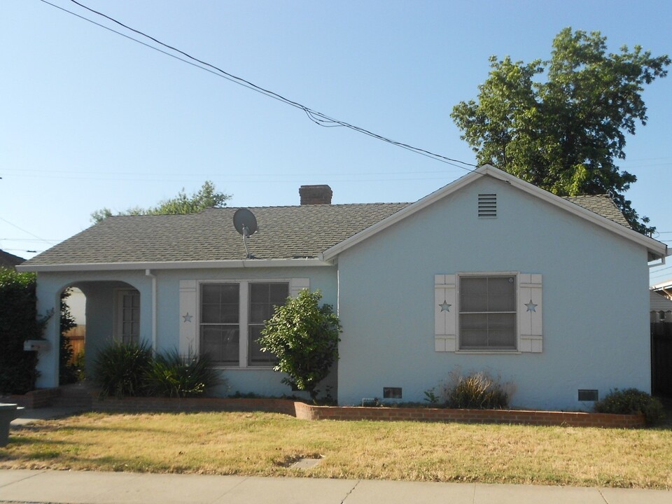 638 Brooks Ave in Yuba City, CA - Foto de edificio