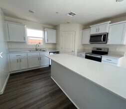 1983 Oaks Ct in Tulare, CA - Foto de edificio - Building Photo