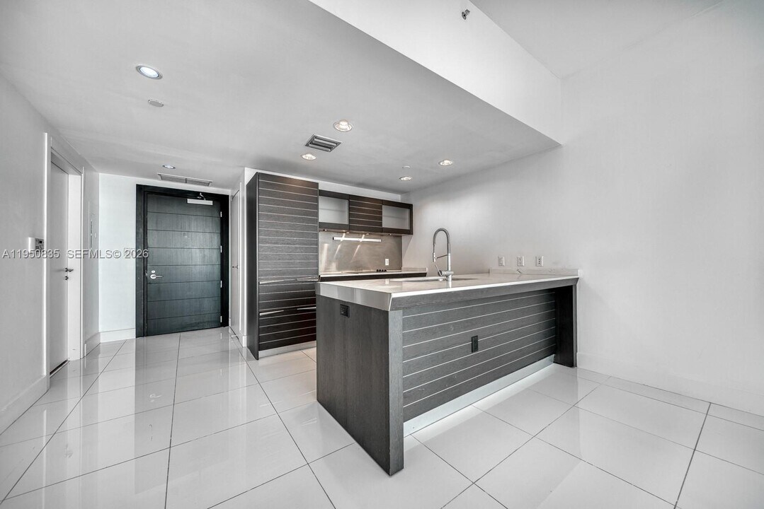 200 S Biscayne Blvd in Miami, FL - Building Photo