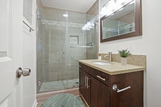 The Waterfront in Newport Beach, CA - Foto de edificio - Building Photo