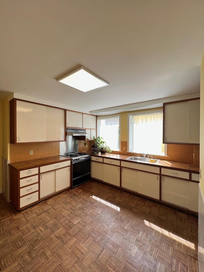 10 Packard Ave, Unit 1 in Somerville, MA - Building Photo - Building Photo