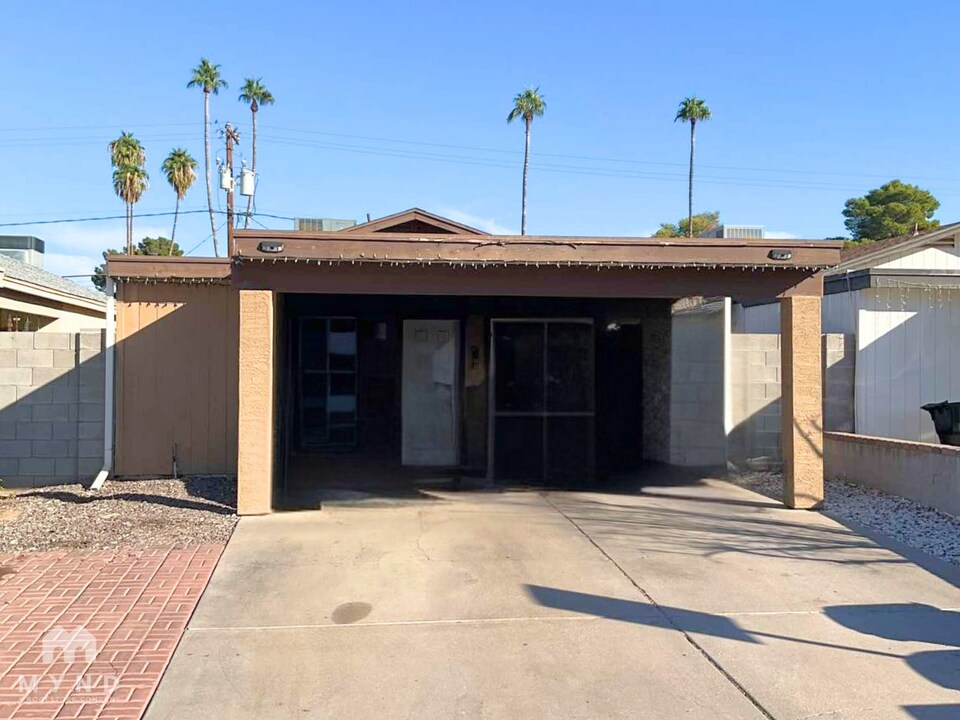 548 E Royal Palms Dr in Mesa, AZ - Building Photo