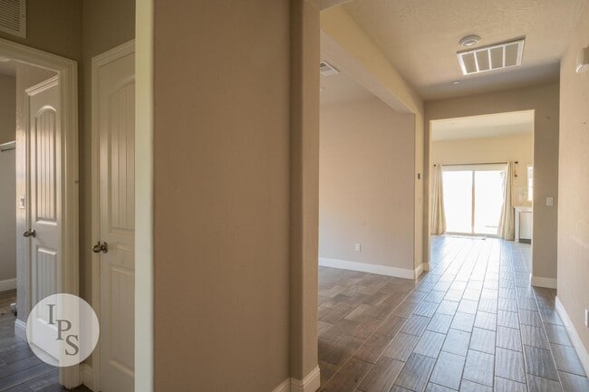 2125 Las Rosas Ave in Clovis, CA - Building Photo - Building Photo