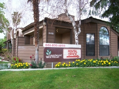 Laurelwood Gardens in Bakersfield, CA - Building Photo