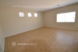 528 E Riding Crop Ave in North Las Vegas, NV - Foto de edificio - Building Photo