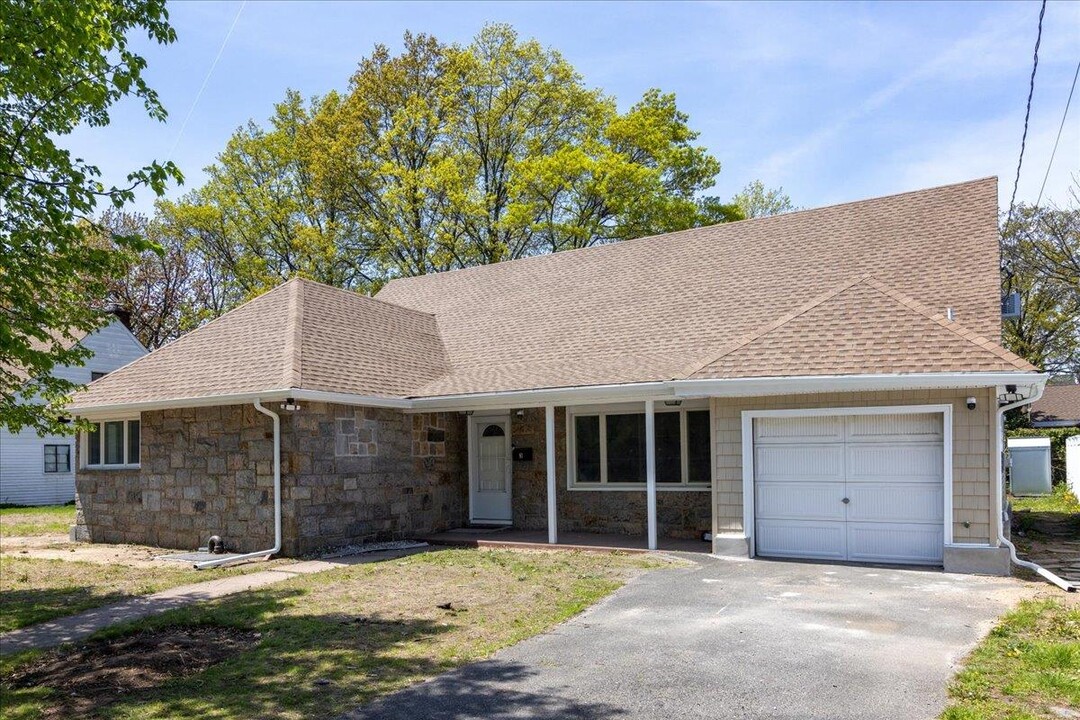 3 Harvard Rd in Woodmere, NY - Building Photo