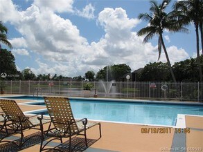 350 Palm Cir W-Unit -201 in Pembroke Pines, FL - Building Photo - Building Photo