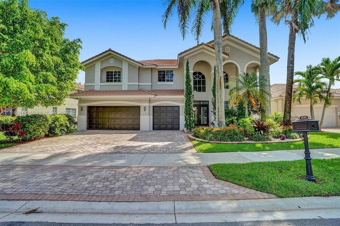 2526 Hunters Run Way in Weston, FL - Building Photo