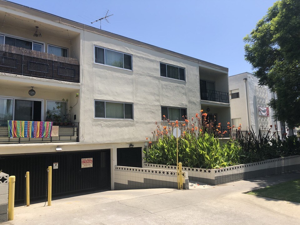 1320 N Poinsettia Pl in Los Angeles, CA - Building Photo