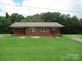1747 River Rd in Lincolnton, NC - Building Photo