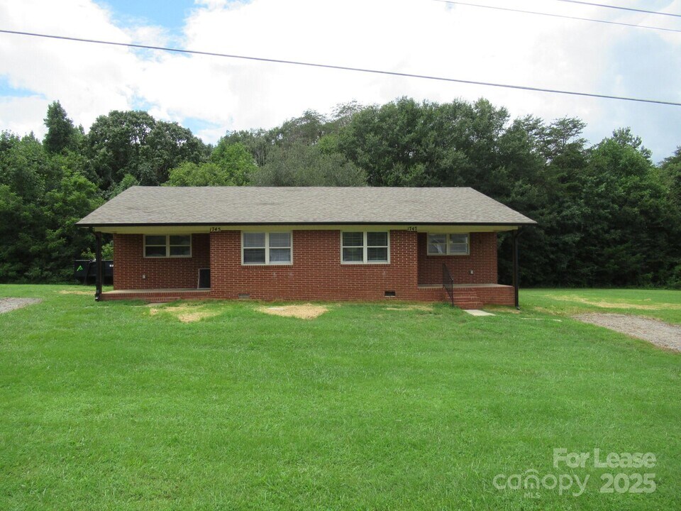 1747 River Rd in Lincolnton, NC - Building Photo