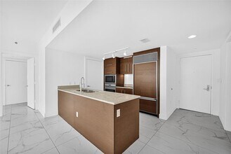475 Brickell Ave, Unit 3113 in Miami, FL - Building Photo - Building Photo