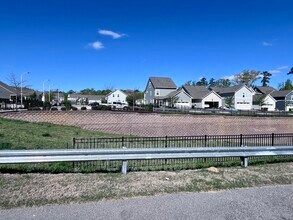 324 Midden Wy in Holly Springs, NC - Foto de edificio - Building Photo