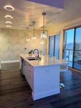 200 W Sahara Ave, Unit 1808 in Las Vegas, NV - Foto de edificio - Building Photo