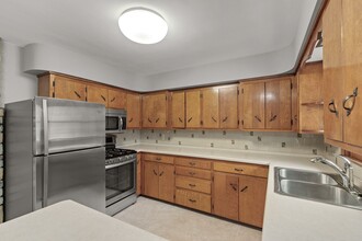 1811 Stanbridge Ave in Roseville, MN - Foto de edificio - Building Photo