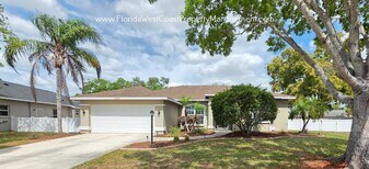 6004 61st St E in Palmetto, FL - Building Photo