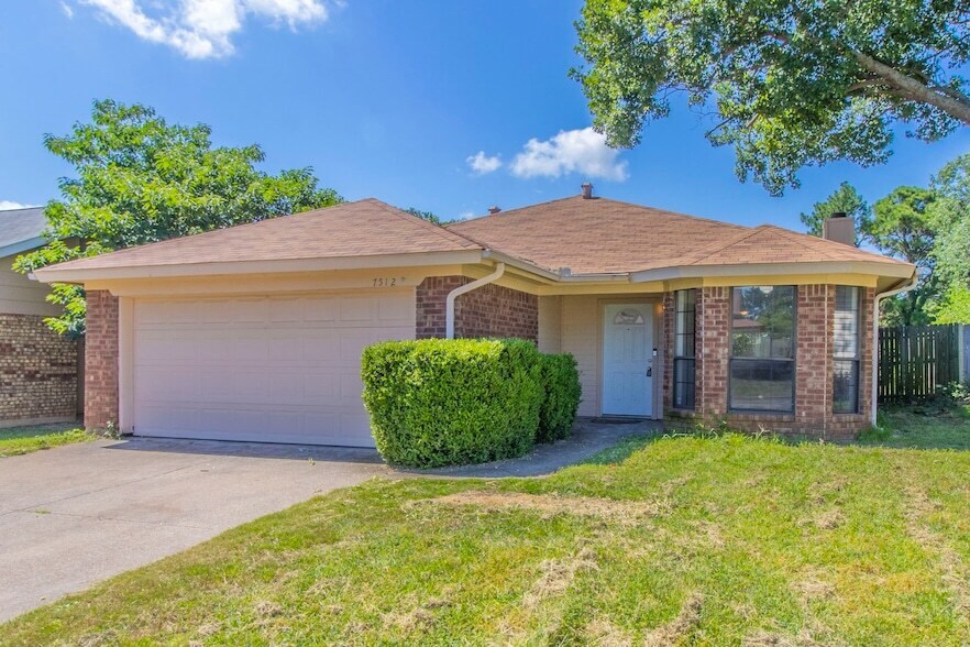 7512 Down Hill Dr in Fort Worth, TX - Building Photo