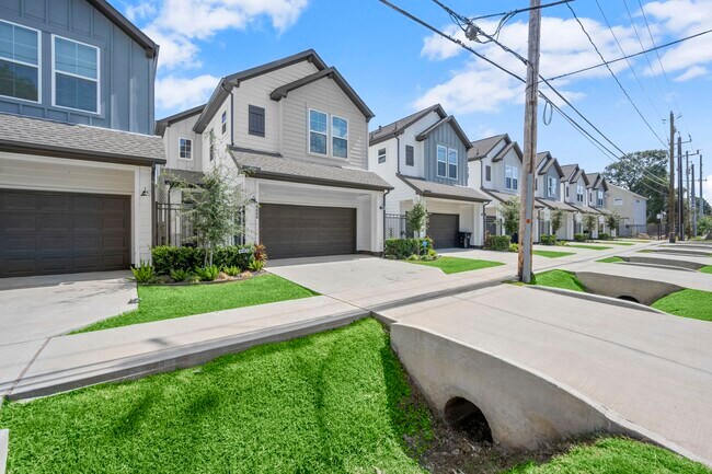 8404 Curry Rd in Houston, TX - Foto de edificio - Building Photo