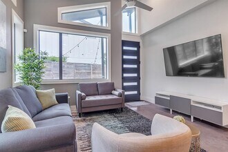 910 Brass St in Austin, TX - Building Photo - Building Photo
