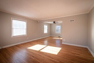 6518 Rockhill Rd in Kansas City, MO - Building Photo - Building Photo