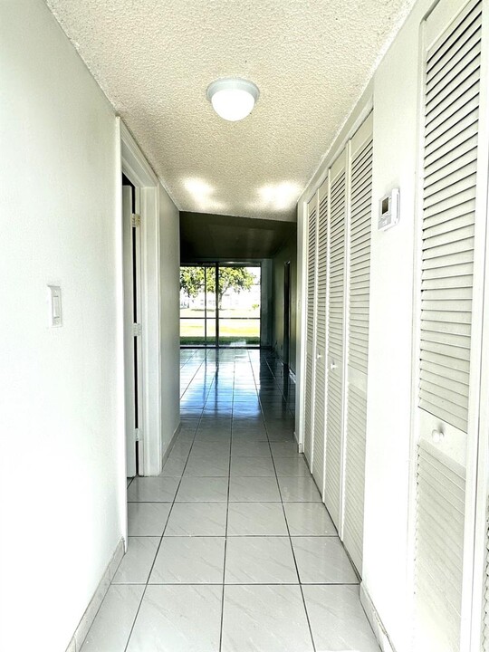 8411 Lagos de Campo Blvd, Unit u109 in Tamarac, FL - Foto de edificio